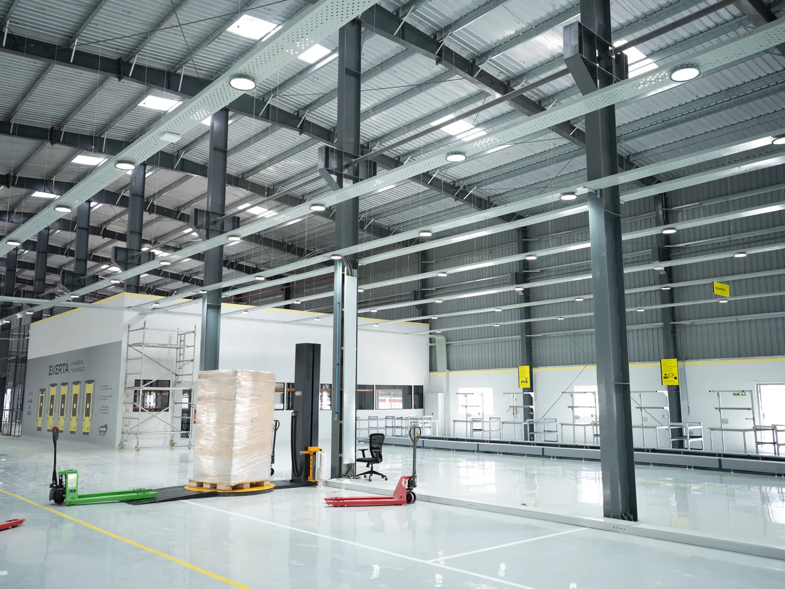PEB factory shed with steel columns and high-bay lighting — Everta